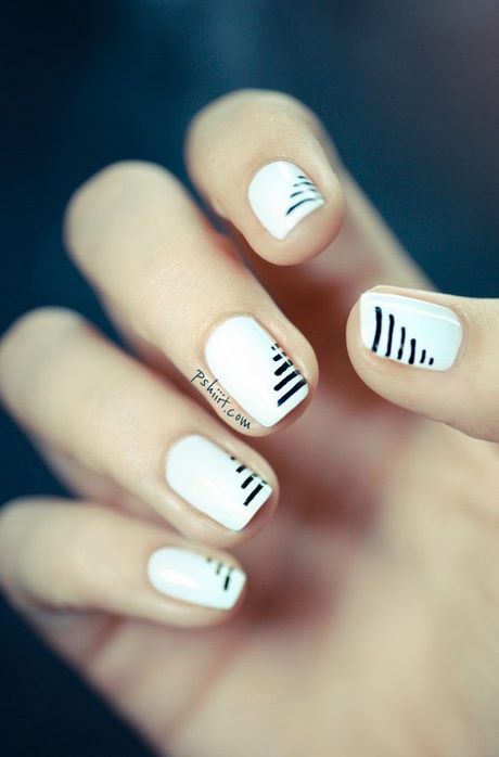 simple-white-nail-polish-designs-56_12 Modele simple de lacuri de unghii albe