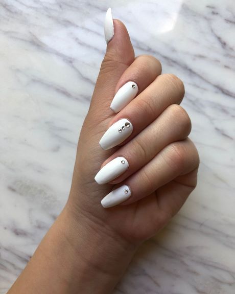 simple-white-nail-polish-designs-56_18 Modele simple de lacuri de unghii albe