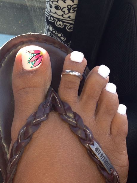 toe-nail-designs-on-white-polish-93_12 Modele de unghii pe unghii albe