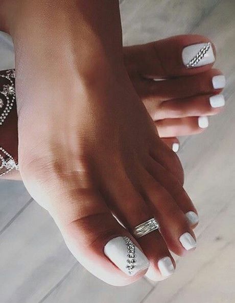 toe-nail-designs-on-white-polish-93_6 Modele de unghii pe unghii albe