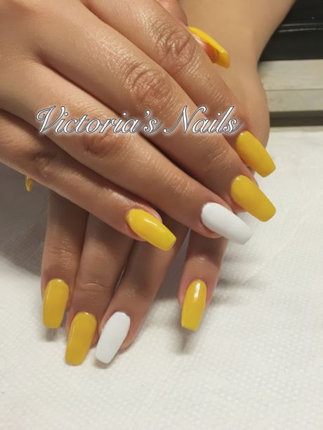 yellow-and-white-nail-art-59_8 Arta unghiilor galbene și albe