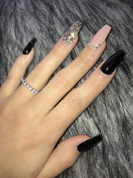 black-acrylic-nails-with-design-24_18 Unghii acrilice negre cu design