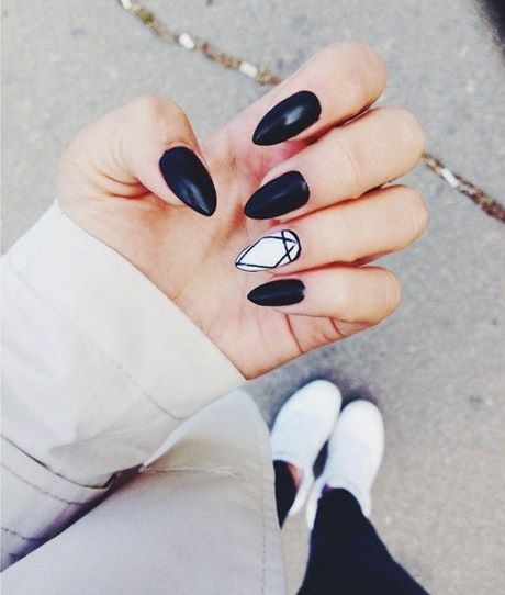 black-almond-nails-design-97_16 Designul unghiilor de migdale negre