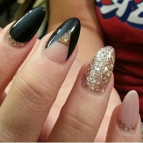 black-and-gold-glitter-nail-designs-08_13 Modele de unghii cu sclipici negre și aurii