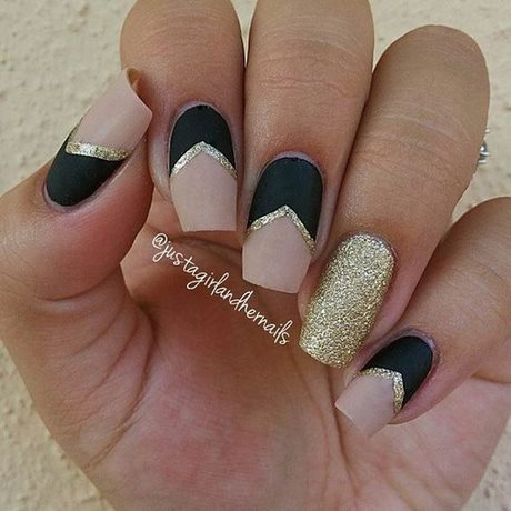 black-nails-with-gold-design-49_5 Cuie negre cu design auriu