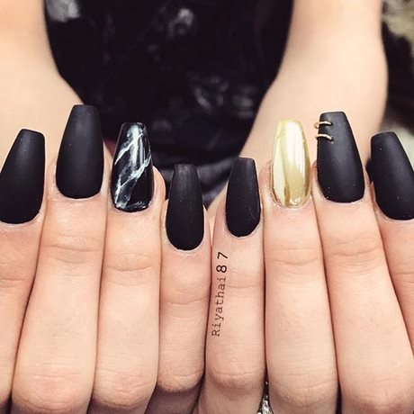 black-nails-with-gold-design-49_6 Cuie negre cu design auriu