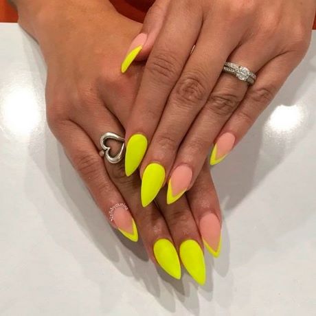 bright-yellow-nail-designs-46_13 Modele de unghii galbene strălucitoare