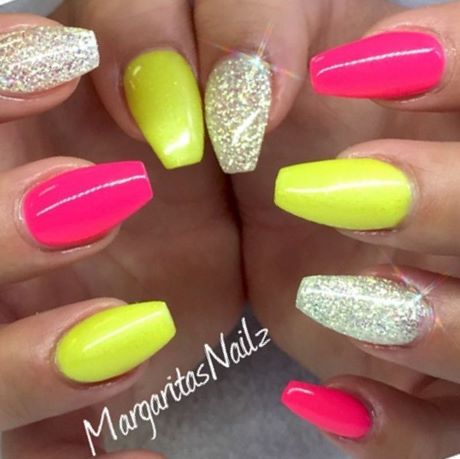 bright-yellow-nail-designs-46_5 Modele de unghii galbene strălucitoare
