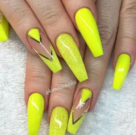 bright-yellow-nail-designs-46_6 Modele de unghii galbene strălucitoare