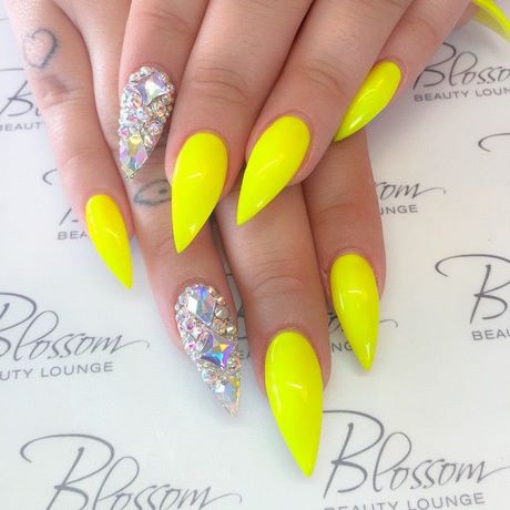 bright-yellow-nail-designs-46_7 Modele de unghii galbene strălucitoare