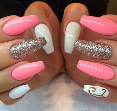 Drăguț roz și unghii albe
