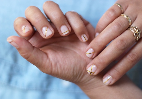 gold-stripe-nail-art-75 Aur stripe nail art
