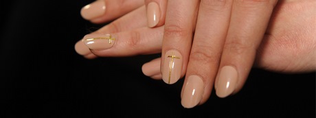 gold-stripe-nail-art-75_18 Aur stripe nail art