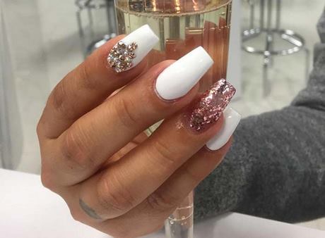 nail-designs-with-diamonds-on-one-finger-45_15 Modele de unghii cu diamante pe un deget
