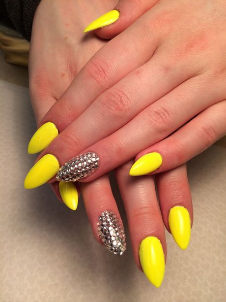 nail-designs-with-diamonds-on-one-finger-45_4 Modele de unghii cu diamante pe un deget