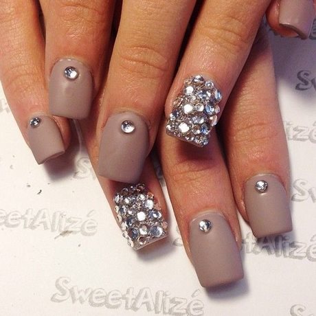 nail-designs-with-diamonds-on-one-finger-45_8 Modele de unghii cu diamante pe un deget