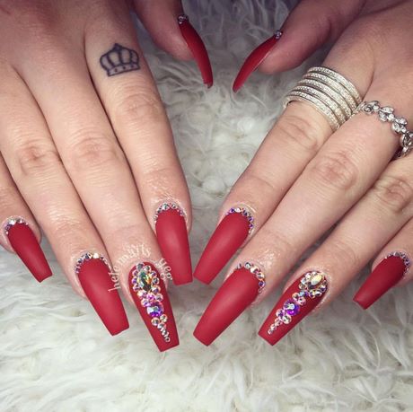 red-coffin-nails-with-rhinestones-45 Cuie de sicriu roșu cu pietre