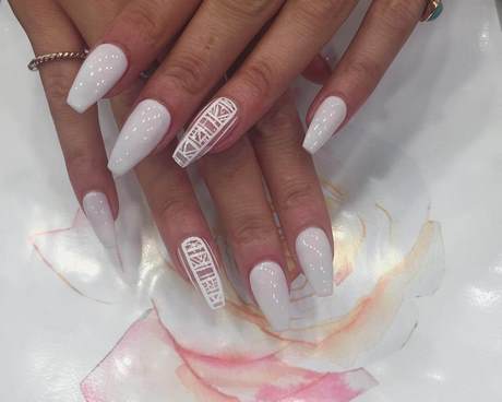 white-acrylic-nails-with-design-98_9 Unghii acrilice albe cu design
