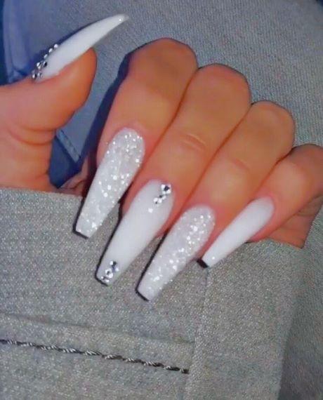 white-coffin-nails-with-glitter-89_5 Cuie de sicriu alb cu sclipici