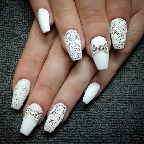 white-coffin-nails-with-gold-00_9 Cuie de sicriu alb cu aur