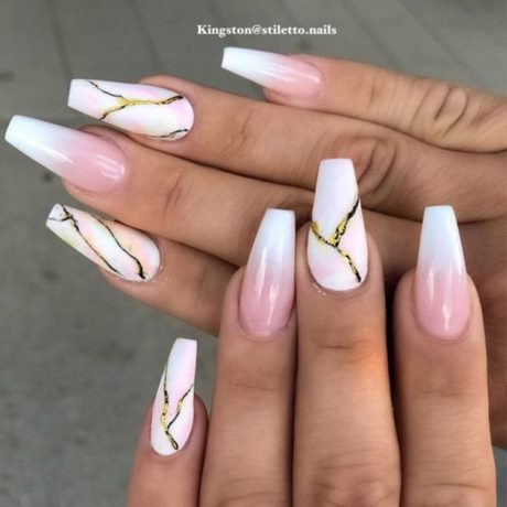 white-marble-nails-with-gold-73_9 Cuie de marmură albă cu aur