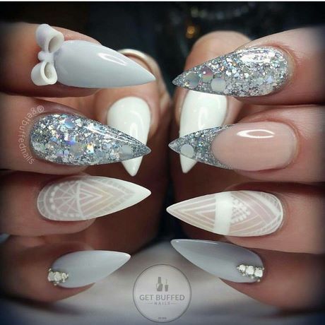 white-stiletto-nails-with-rhinestones-05_12 Unghii stiletto albe cu pietre