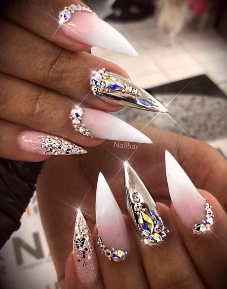 white-stiletto-nails-with-rhinestones-05_16 Unghii stiletto albe cu pietre