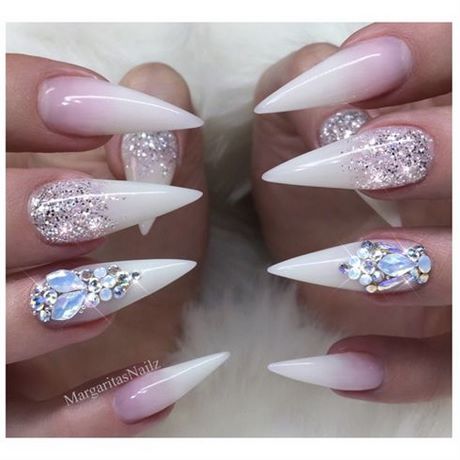 white-stiletto-nails-with-rhinestones-05_2 Unghii stiletto albe cu pietre