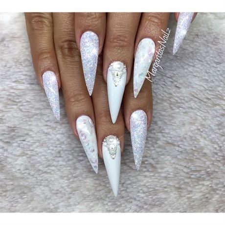 white-stiletto-nails-with-rhinestones-05_4 Unghii stiletto albe cu pietre