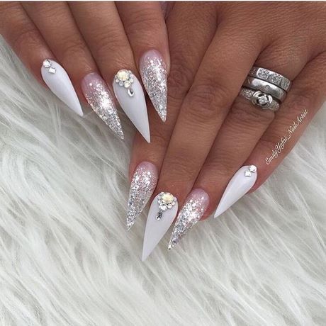 white-stiletto-nails-with-rhinestones-05_6 Unghii stiletto albe cu pietre