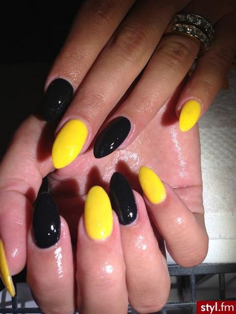 yellow-and-black-nail-designs-57 Modele de unghii galbene și negre