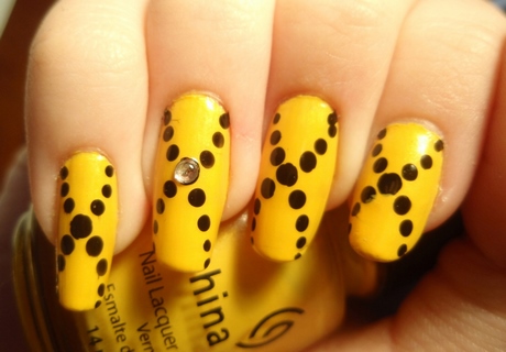 yellow-and-black-nail-designs-57_12 Modele de unghii galbene și negre
