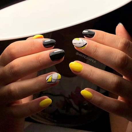 yellow-and-black-nail-designs-57_16 Modele de unghii galbene și negre