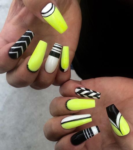 yellow-and-black-nail-designs-57_7 Modele de unghii galbene și negre