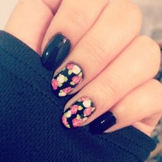 black-floral-nails-08_12 Unghii florale negre