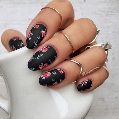 black-floral-nails-08_13 Unghii florale negre