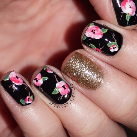 black-floral-nails-08_14 Unghii florale negre