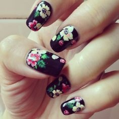 black-floral-nails-08_15 Unghii florale negre