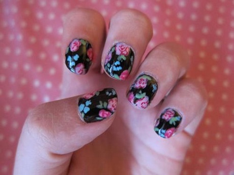 black-floral-nails-08_16 Unghii florale negre