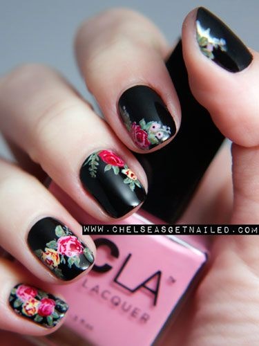 black-floral-nails-08_2 Unghii florale negre