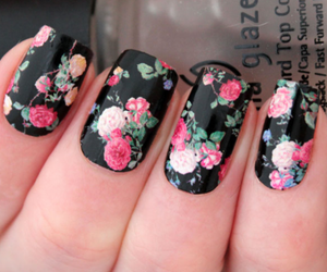 black-floral-nails-08_2 Unghii florale negre