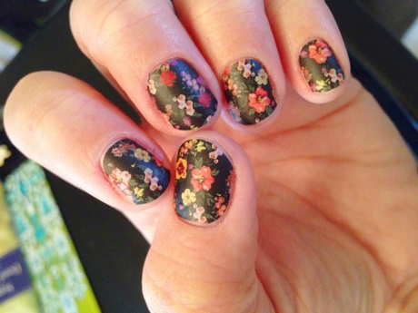 black-floral-nails-08_4 Unghii florale negre