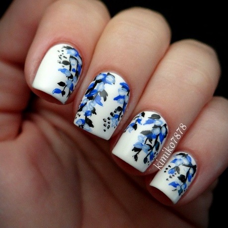 Albastru floare nail art