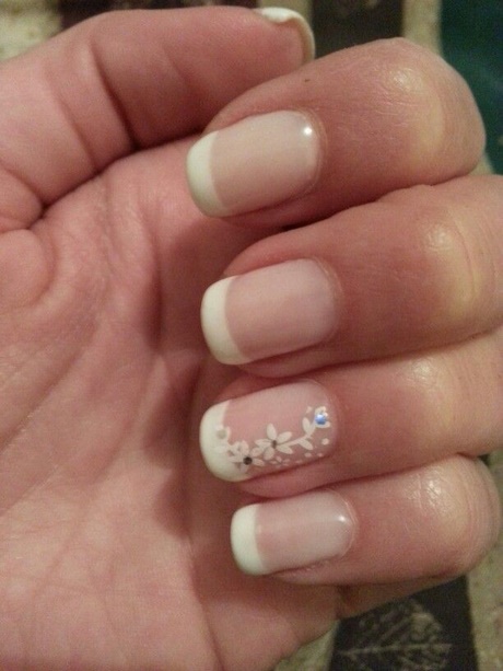 flower-nail-art-on-french-manicure-52_18 Flori de unghii pe manichiura franceza