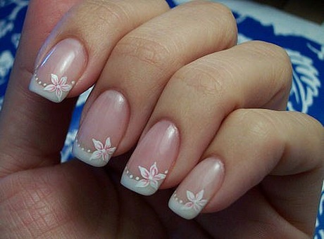 flower-nail-art-on-french-manicure-52_2 Flori de unghii pe manichiura franceza