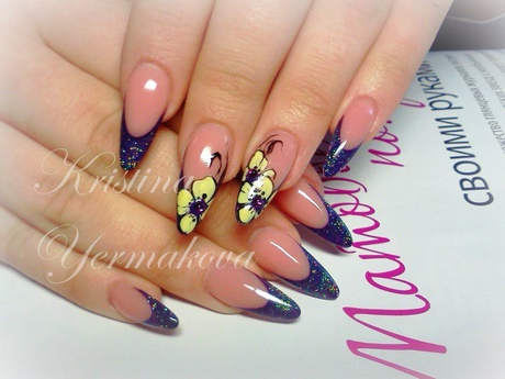 flower-nail-art-on-french-manicure-52_7 Flori de unghii pe manichiura franceza