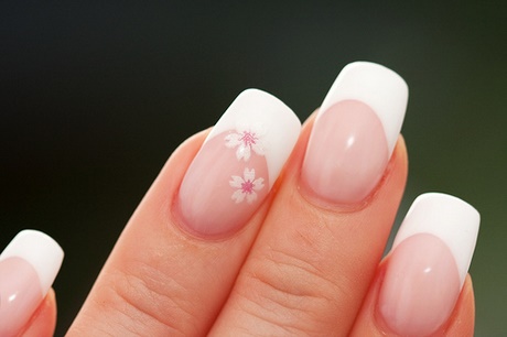 white-flower-nail-art-25_7 Arta unghiilor cu flori albe