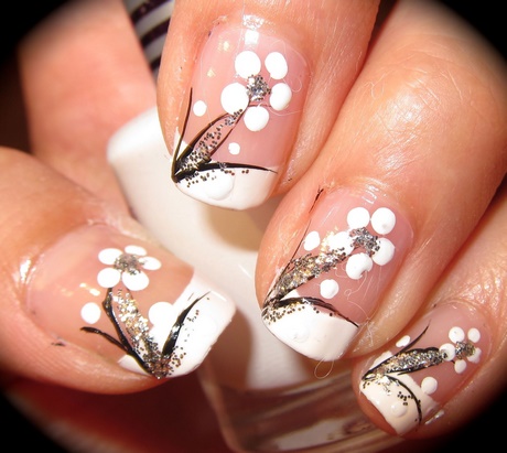 white-flower-nail-design-29_19 Design de unghii cu flori albe