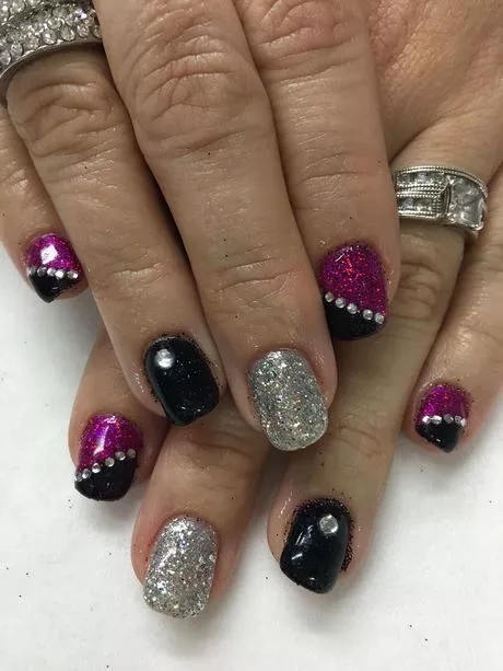 black-and-pink-short-nails-49_12-6 Unghii scurte negre și roz