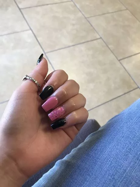 black-and-pink-short-nails-49_14-8 Unghii scurte negre și roz